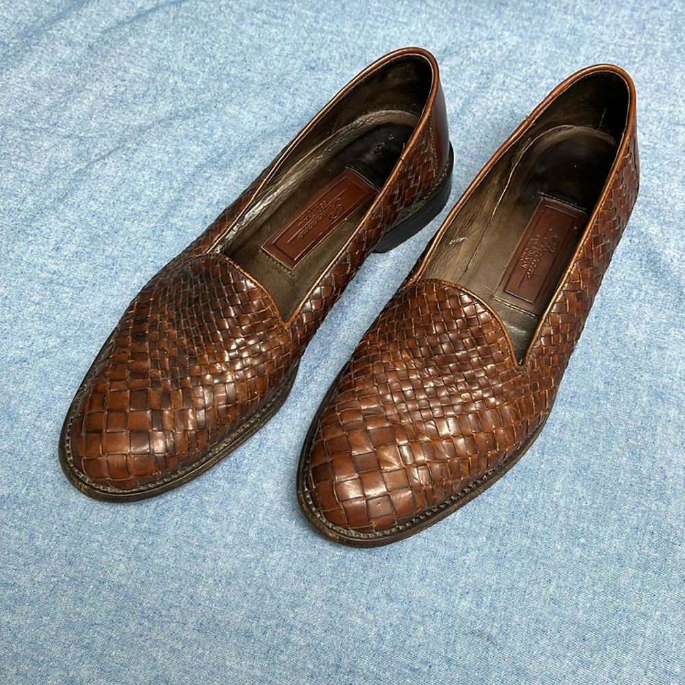 Women’s COLE-HAAN classic woven leather loafers, size 6 B….wonderful shape!